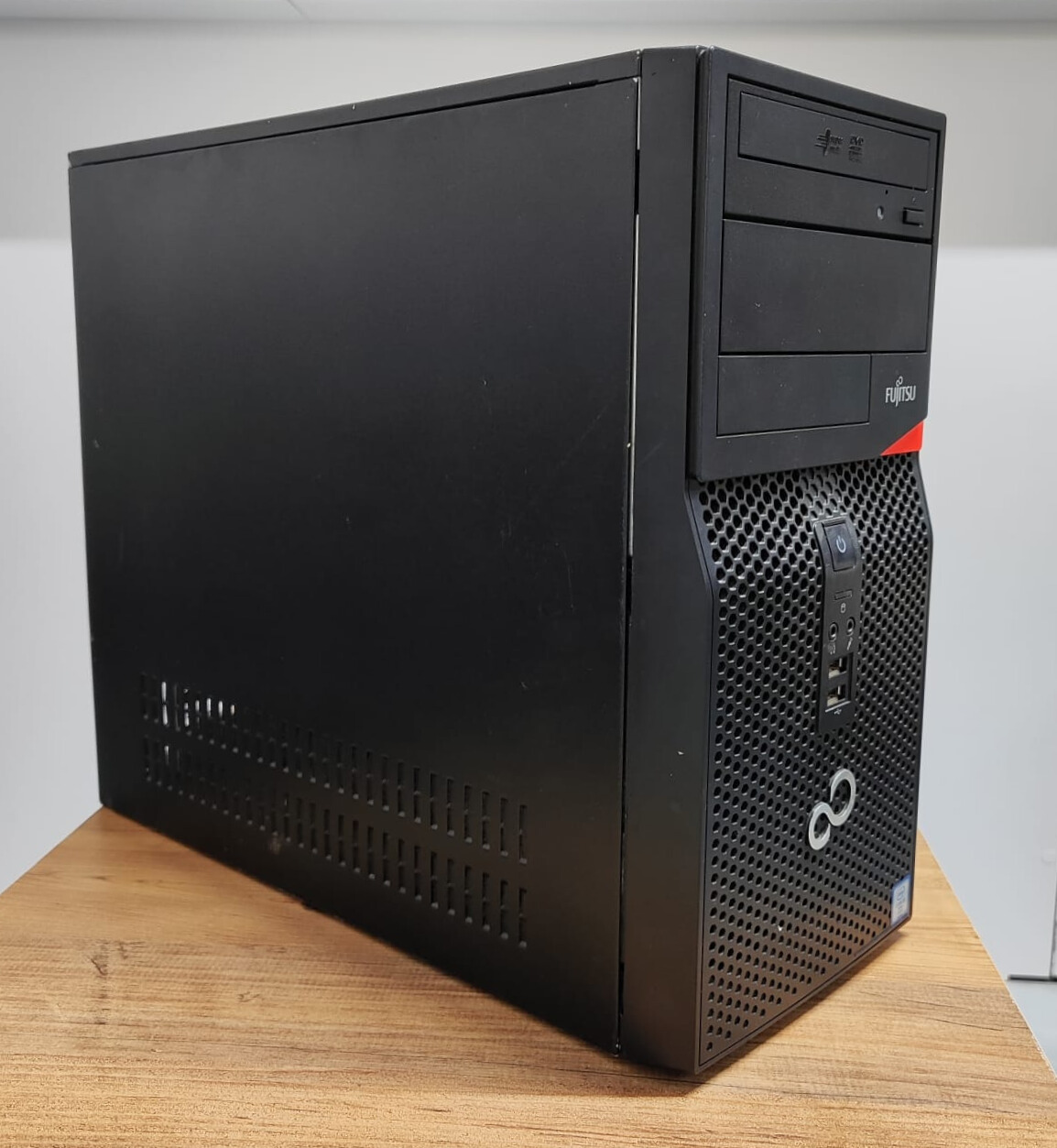 2.EL PC DİKEY FUJITSU ESPRİMO P556/E85 İ5 6.NESİL 8GB DDR4 RAM 256GB SSD DVI/DISPLAY